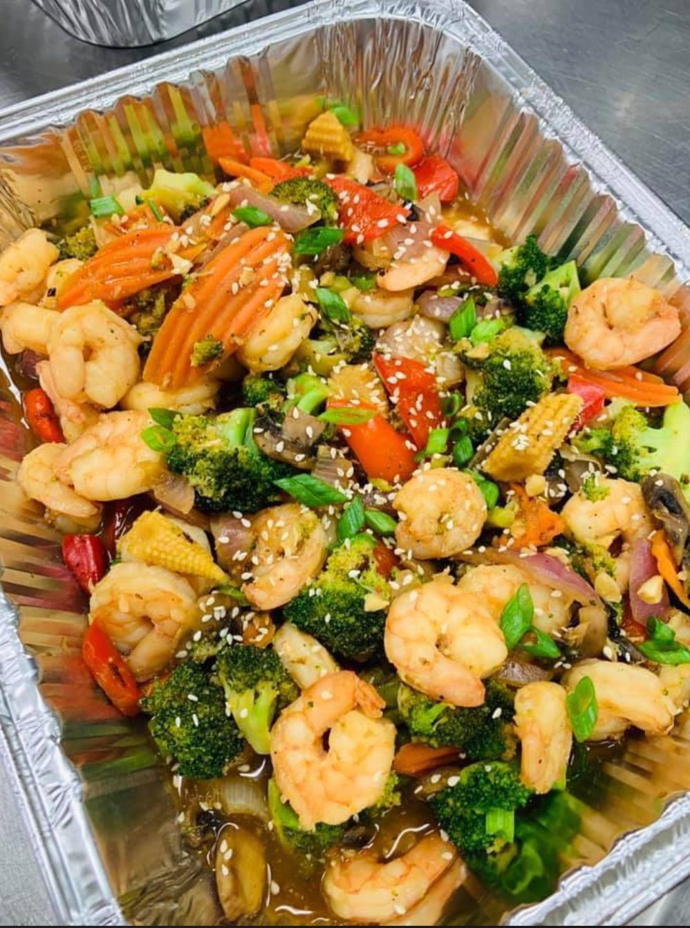 Shrimp stir-fry catering tray